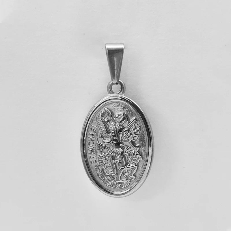 Classic Pendant Classic 3 Necklace